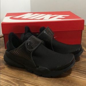 Women’s Nike Sock Dart SE Black 862412-004 6 Only